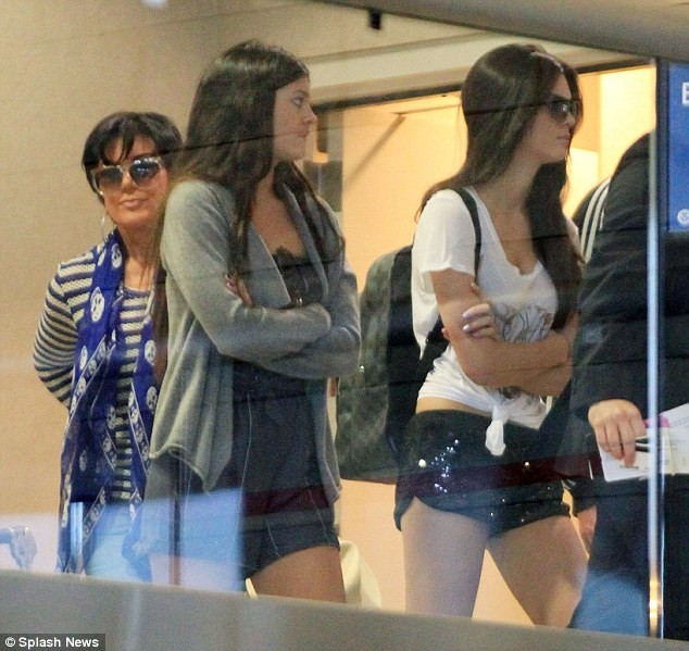 Chị em Kylie và Kendall cùng với mẹ nhanh chóng đến sân bay California để trở về sau thời gian nghỉ ngơi